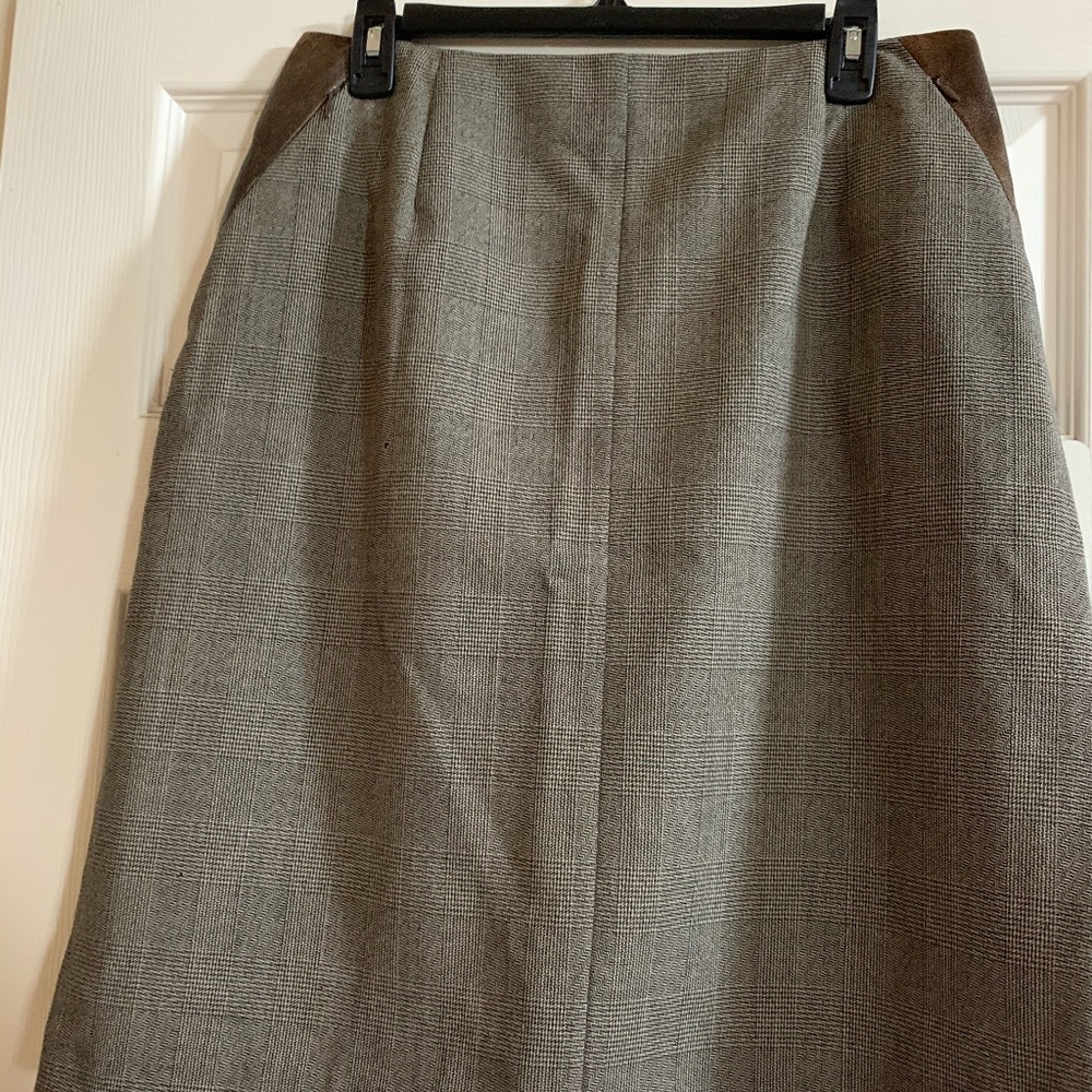 Tweed skirt with Leather accents